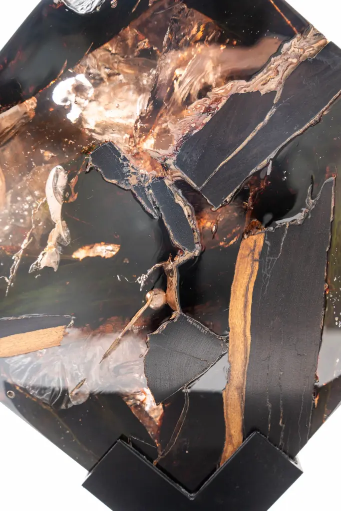Detalle de los materiales y acabados de la obra Ébano Cristalino