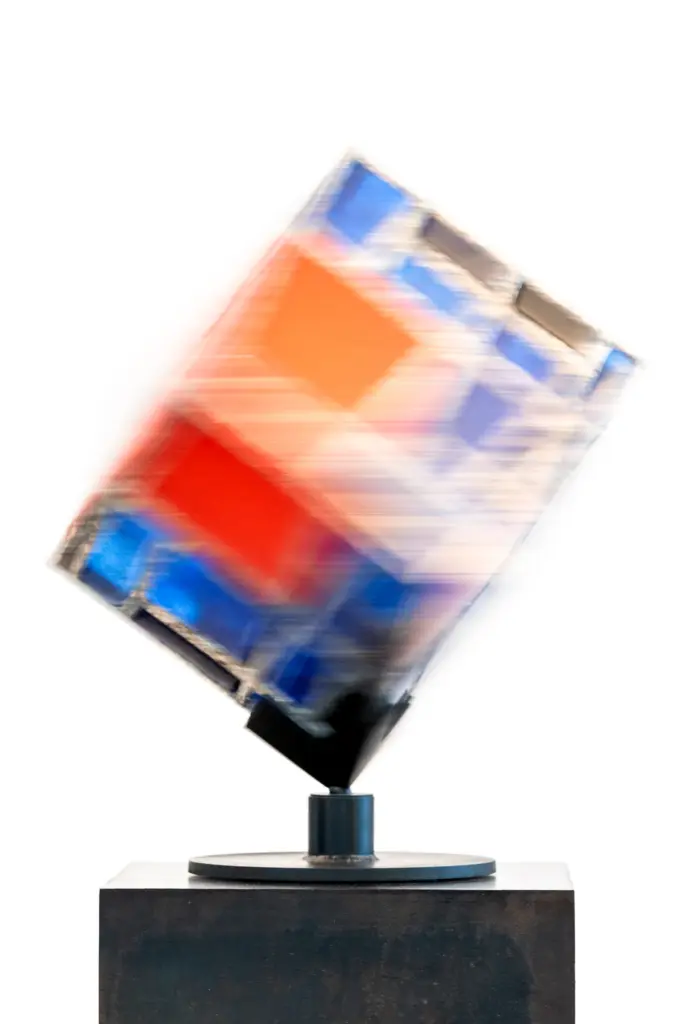CUBO CROMATICO EN ROJO Y AZUL