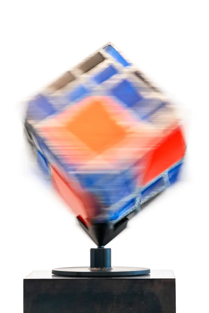 CUBO CROMATICO EN ROJO Y AZUL