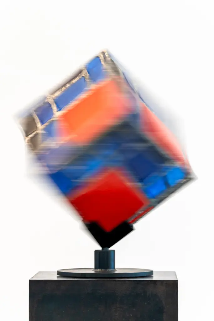 CUBO CROMATICO EN ROJO Y AZUL
