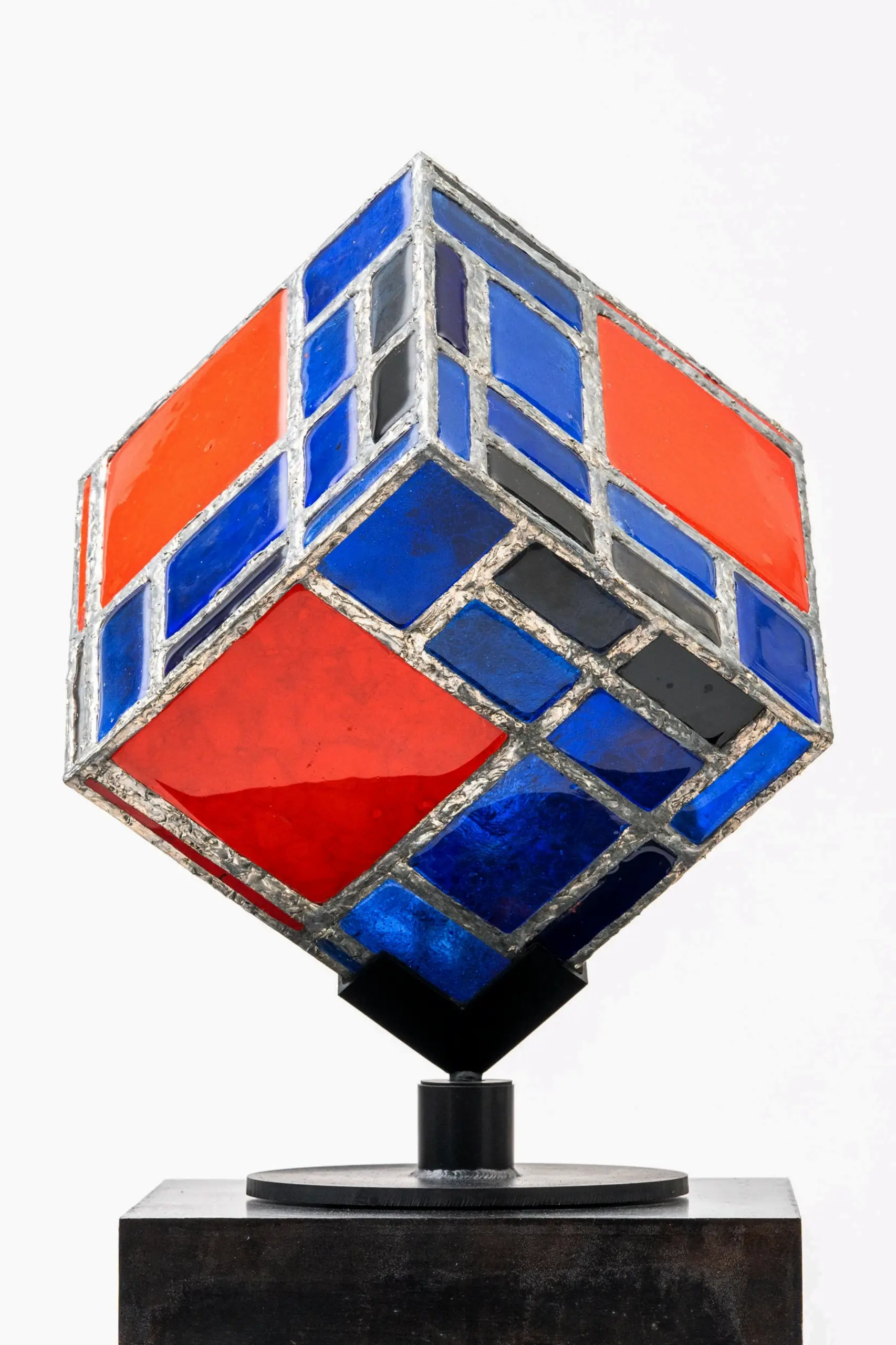 CUBO CROMATICO EN ROJO Y AZUL