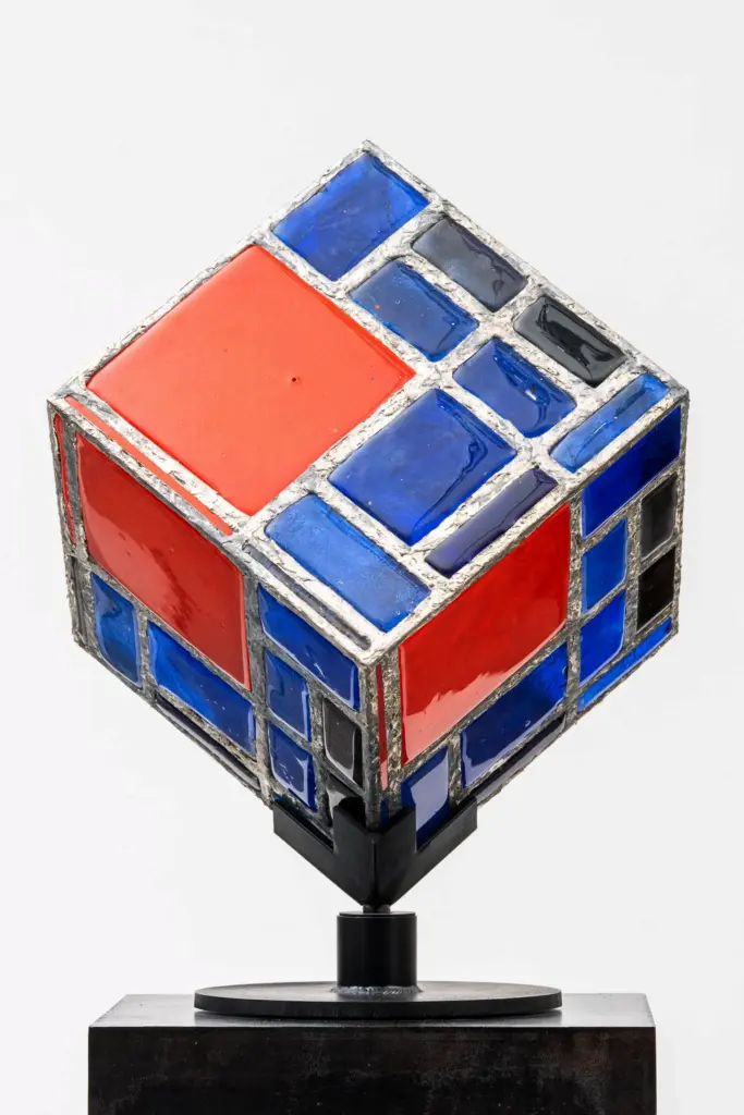 CUBO CROMATICO EN ROJO Y AZUL