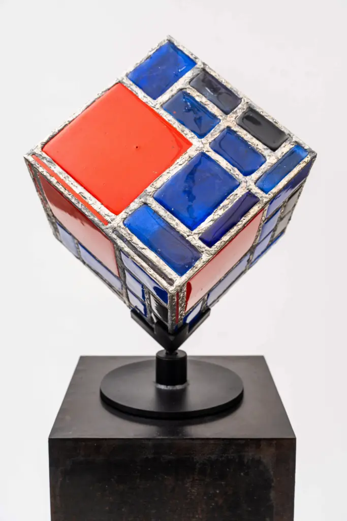 CUBO CROMATICO EN ROJO Y AZUL