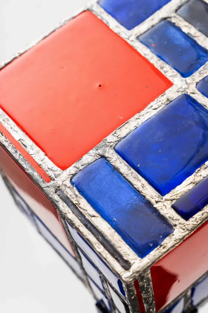 CUBO CROMATICO EN ROJO Y AZUL