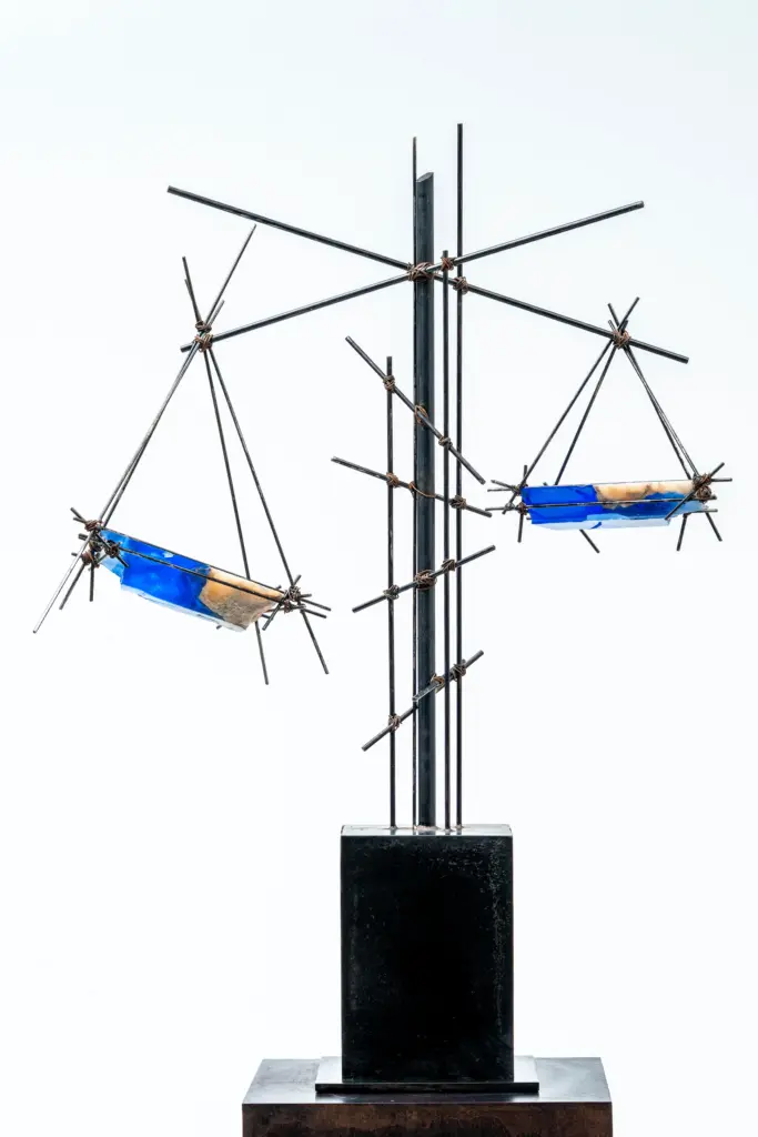 Estructura suspendida de La búsqueda del equilibrio de Jesús de la Fuente
