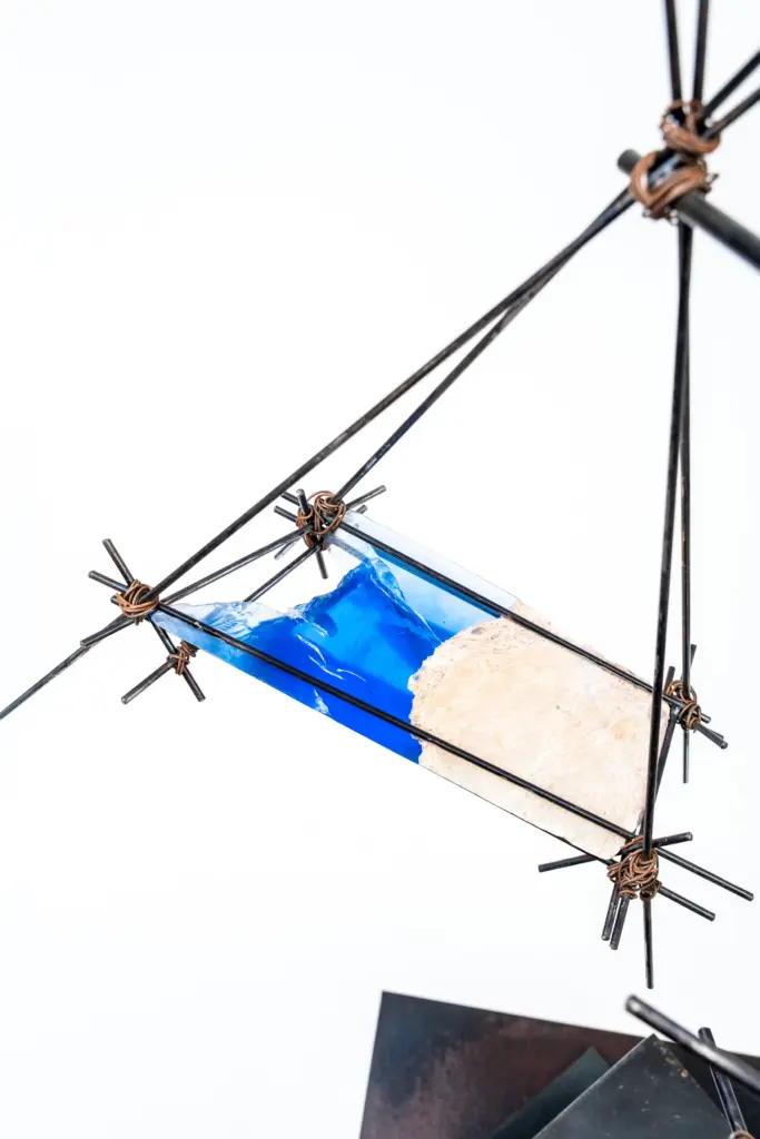 Detalle del alabastro suspendido en La búsqueda del equilibrio