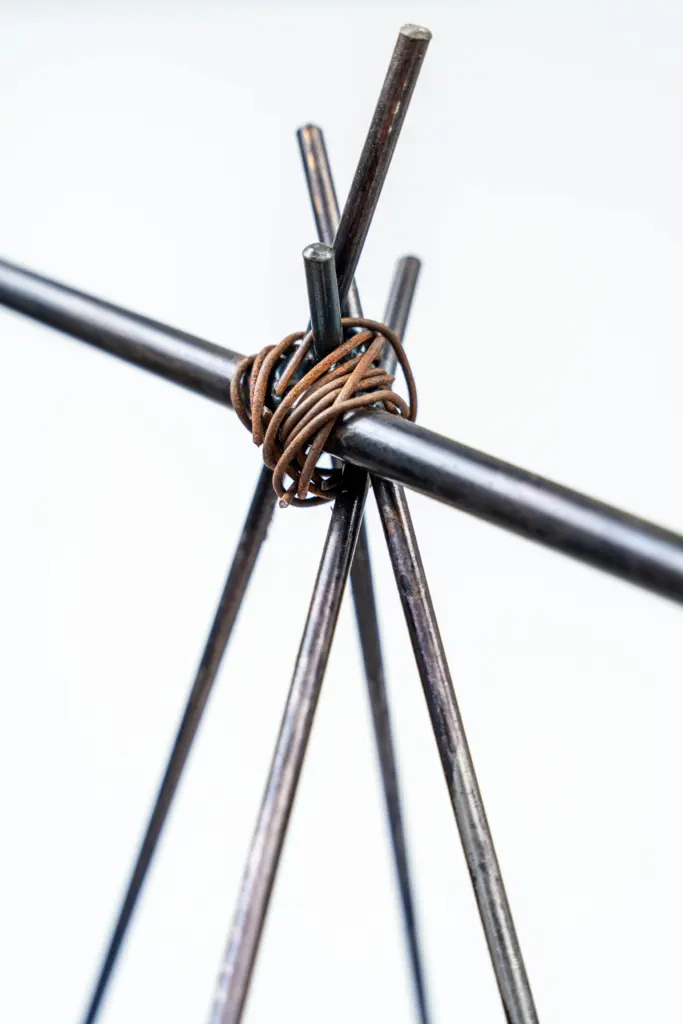 Detalle de la unión metálica en la escultura La búsqueda del equilibrio