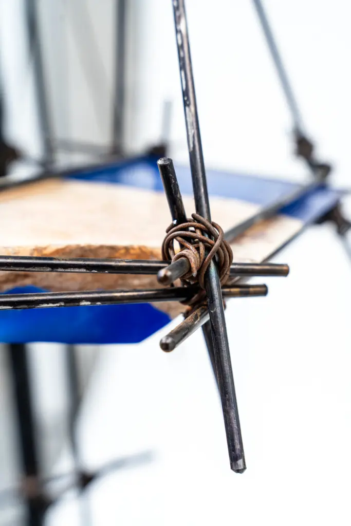 Detalle de la unión metálica en la escultura La búsqueda del equilibrio