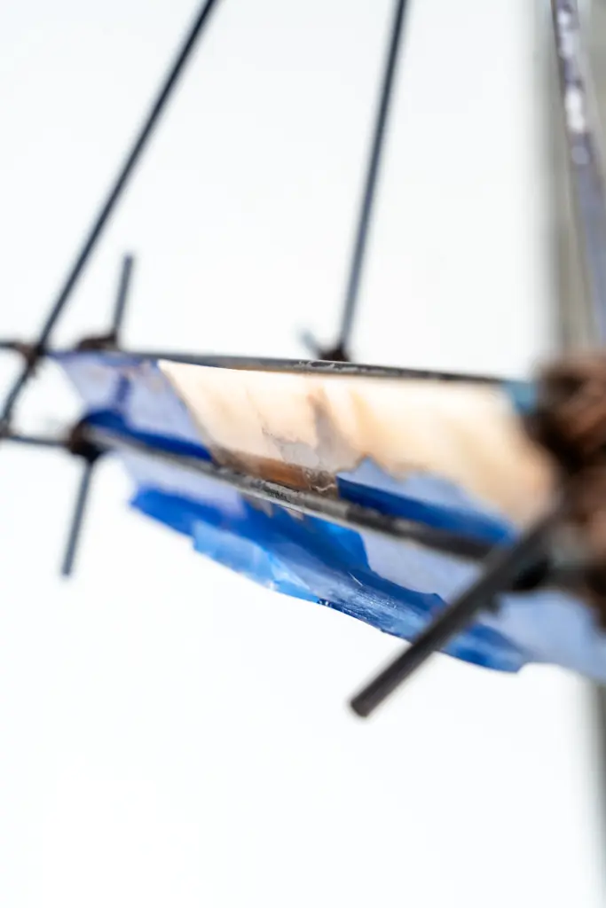 Detalle de resina cristalina azul y alabastro en La búsqueda del equilibrio