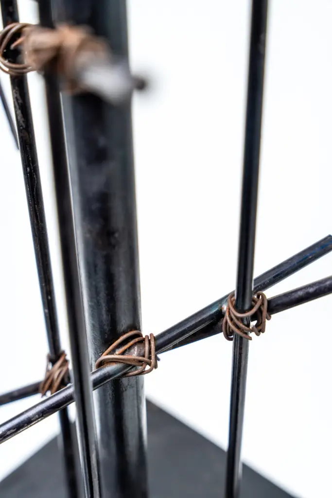 Detalle de la unión metálica en la escultura La búsqueda del equilibrio