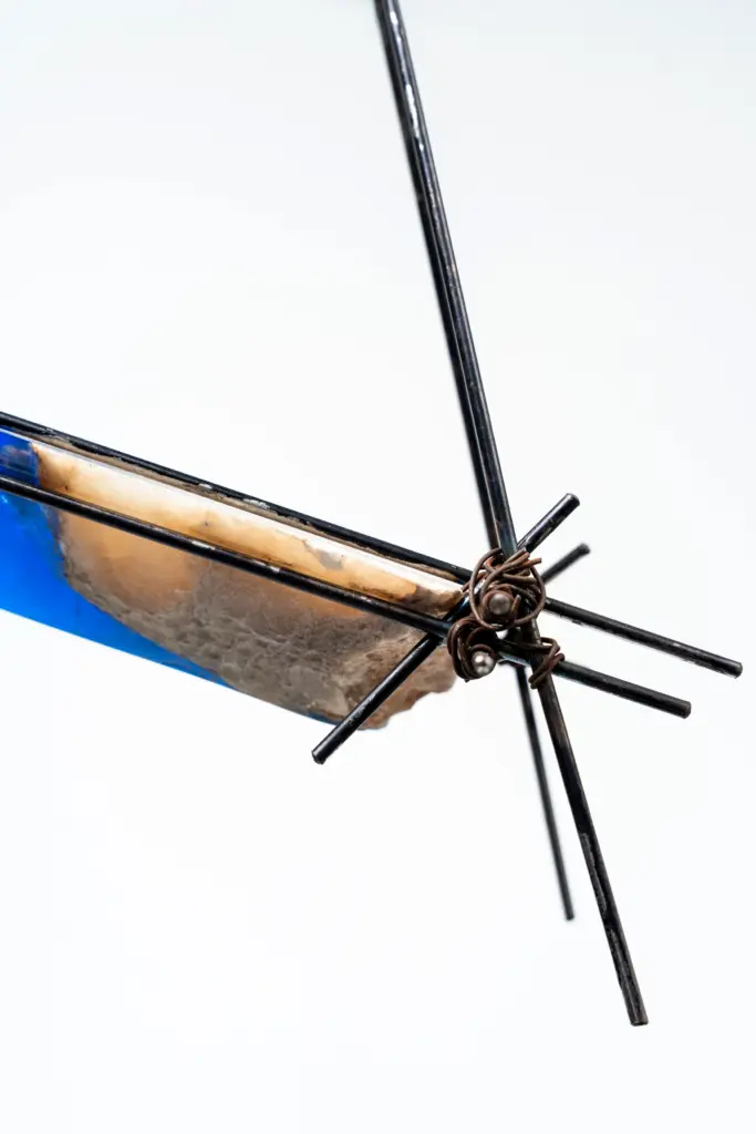 Detalle de la unión metálica en la escultura La búsqueda del equilibrio