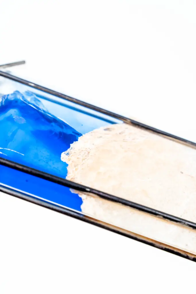 Detalle de resina cristalina azul y alabastro en La búsqueda del equilibrio
