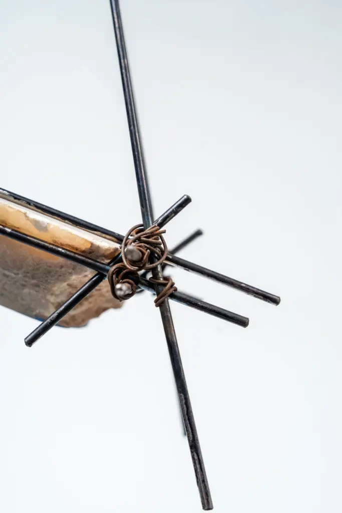 Detalle constructivo de acero y bronce en La búsqueda del equilibrio